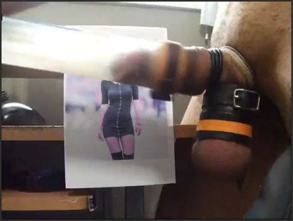 Bella Thorne macht Tee mit drei vollbusigen MILFs