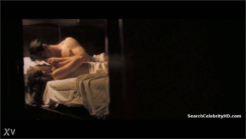 Keira Knightley melkt jungen Schwanz mit heißem Horn