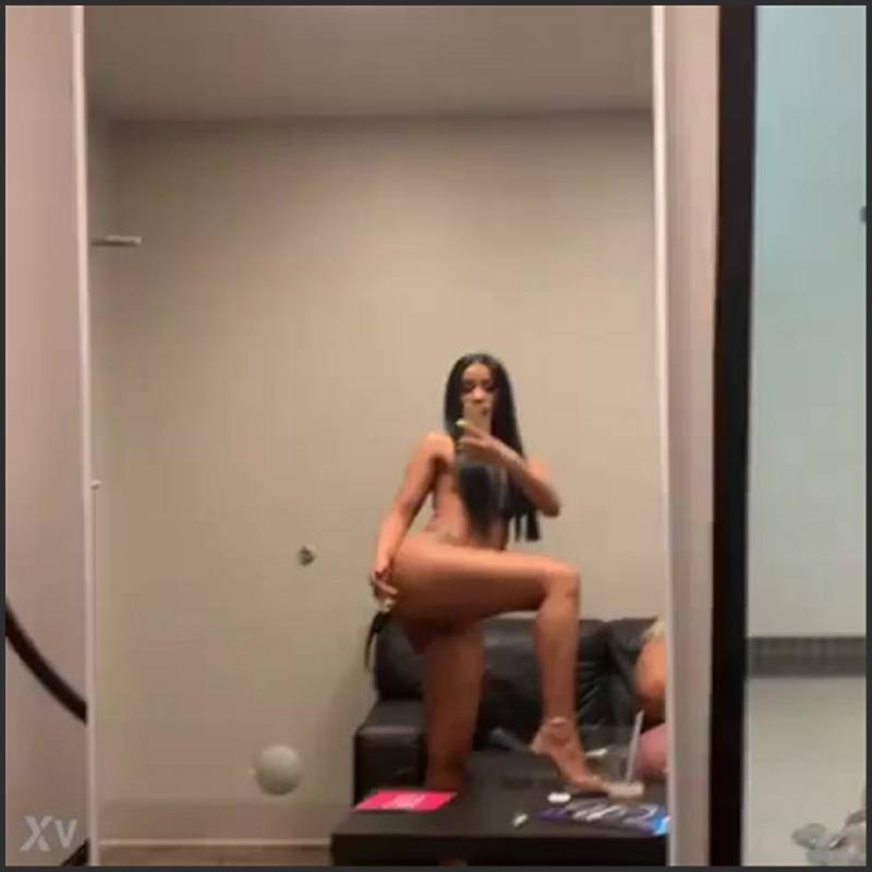 Cardi B fickt mit großem Schwanz im Plastikbecken