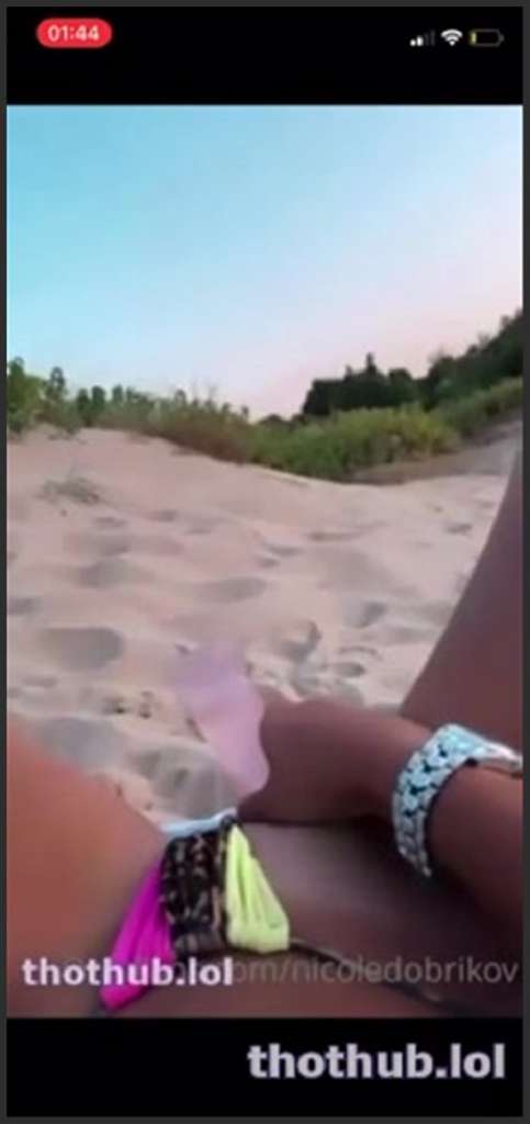 Nicole Dobrikov fickt eine geile Lesbe beim Blowjob