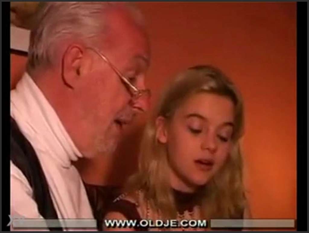 Twink Bea lutscht und reitet den Schwanz ihres Freundes