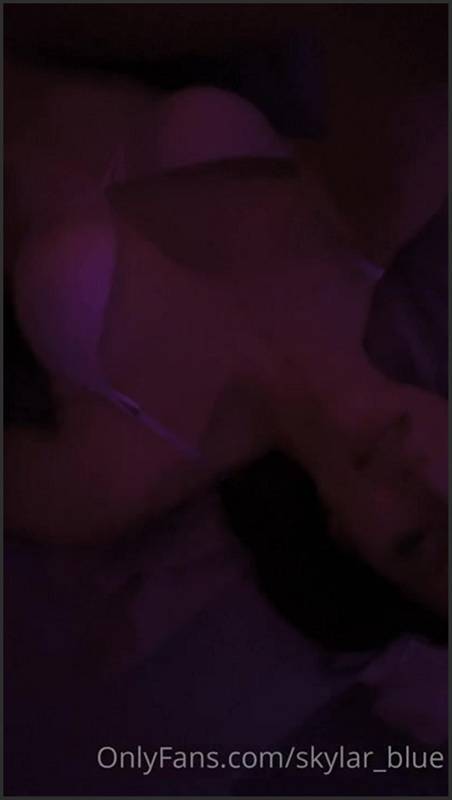 Skylar Blue reitet Schwanz