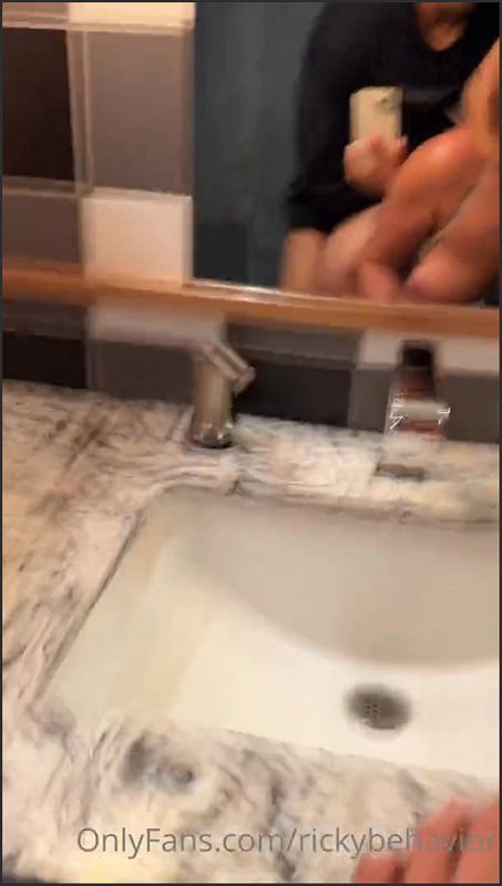 Roxie Sinner wird im Badezimmer von Ricky gefickt