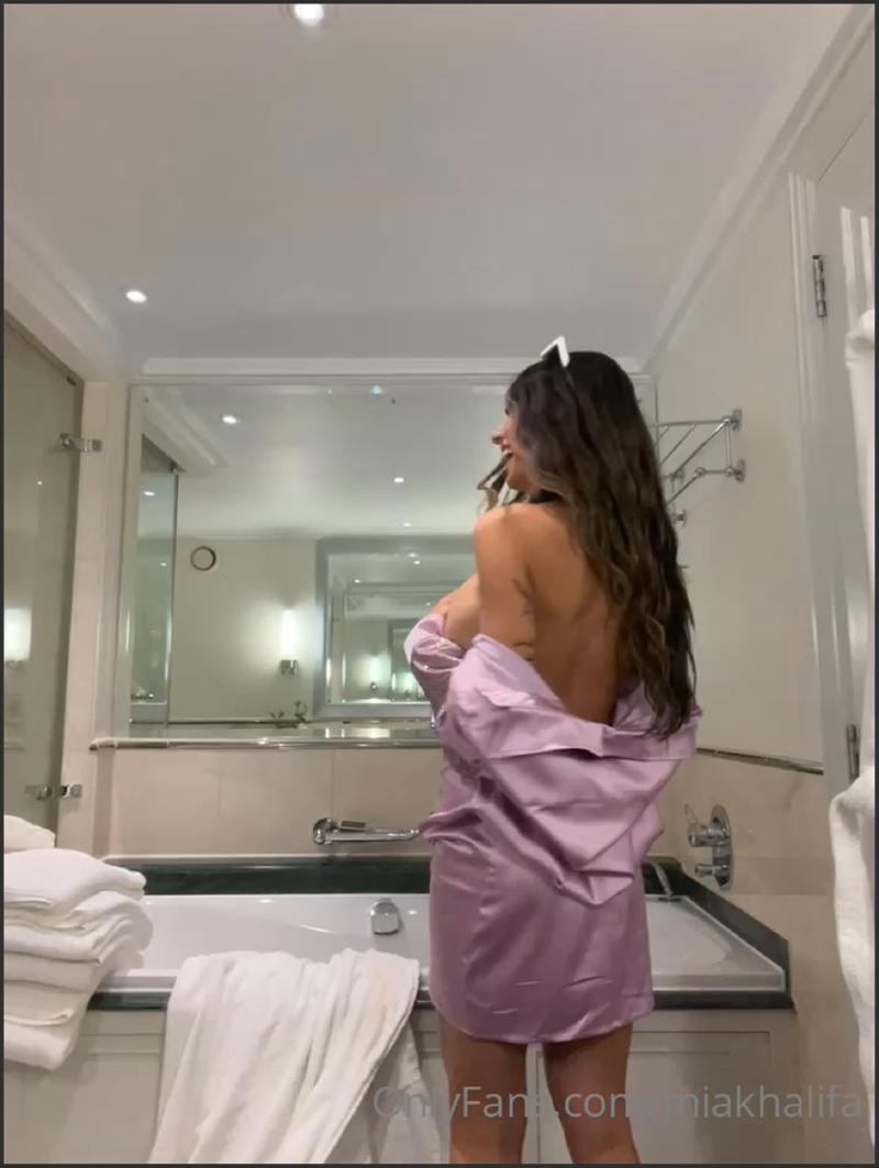 Mia Khalifa nackter Striptease vor der Dusche Neues PPV